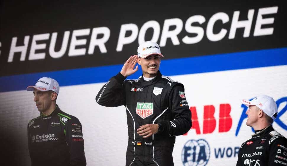Pascal Wehrlein vyhrál první velkou cenu Formule E