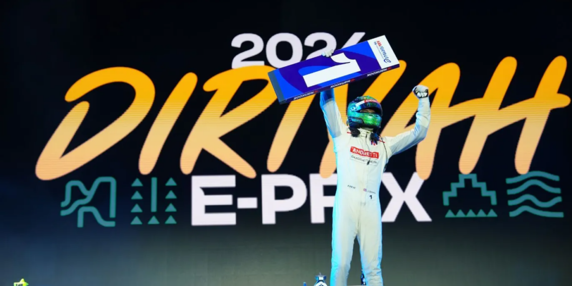 Hvězda Elektrického Motorsportu Jake Dennis Triumfuje v Úvodním Závodě Sezony v Rijádu