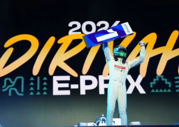 Hvězda Elektrického Motorsportu Jake Dennis Triumfuje v Úvodním Závodě Sezony v Rijádu